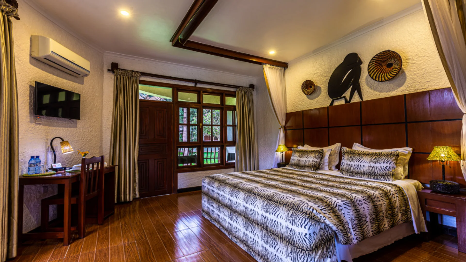 Arusha Planet Lodge–king-bed-room
